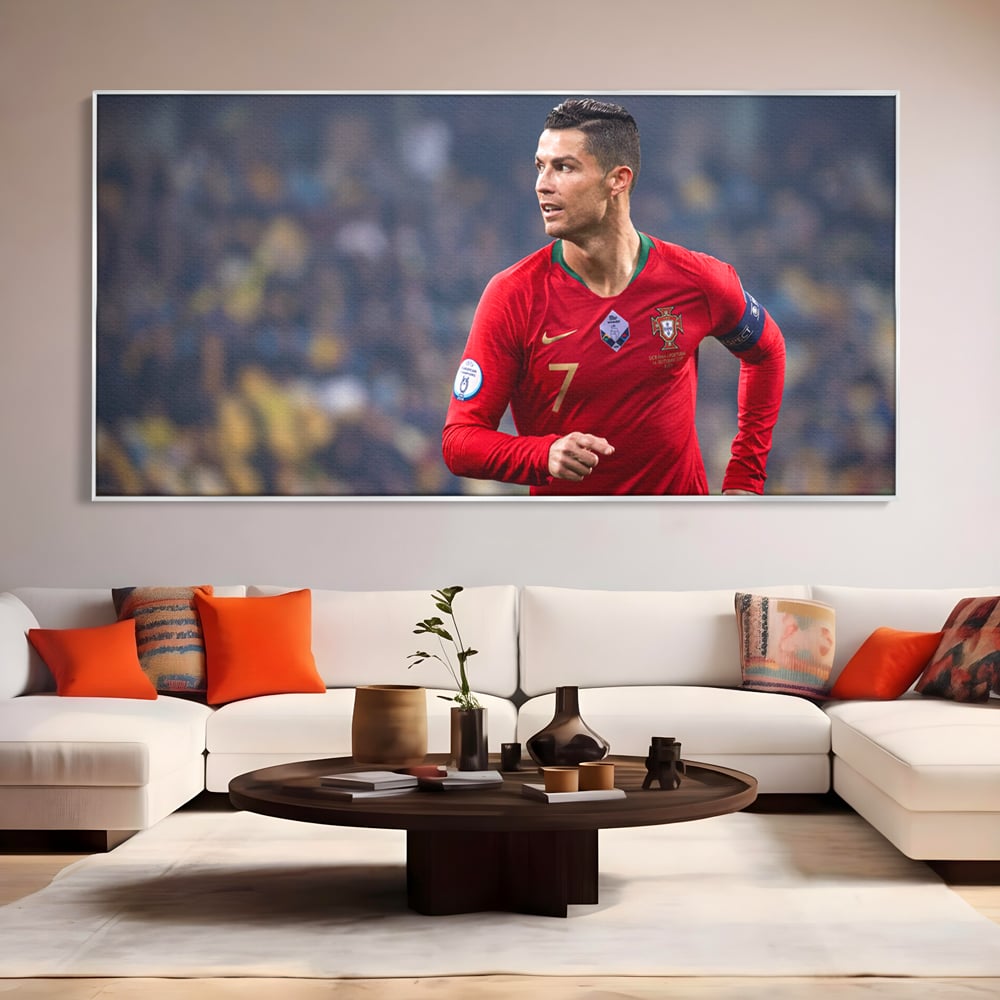 Tablou canvas cu tablou canvas cu cristiano ronaldo, in rama de aluminiu argintiu, pe perete intr-un living